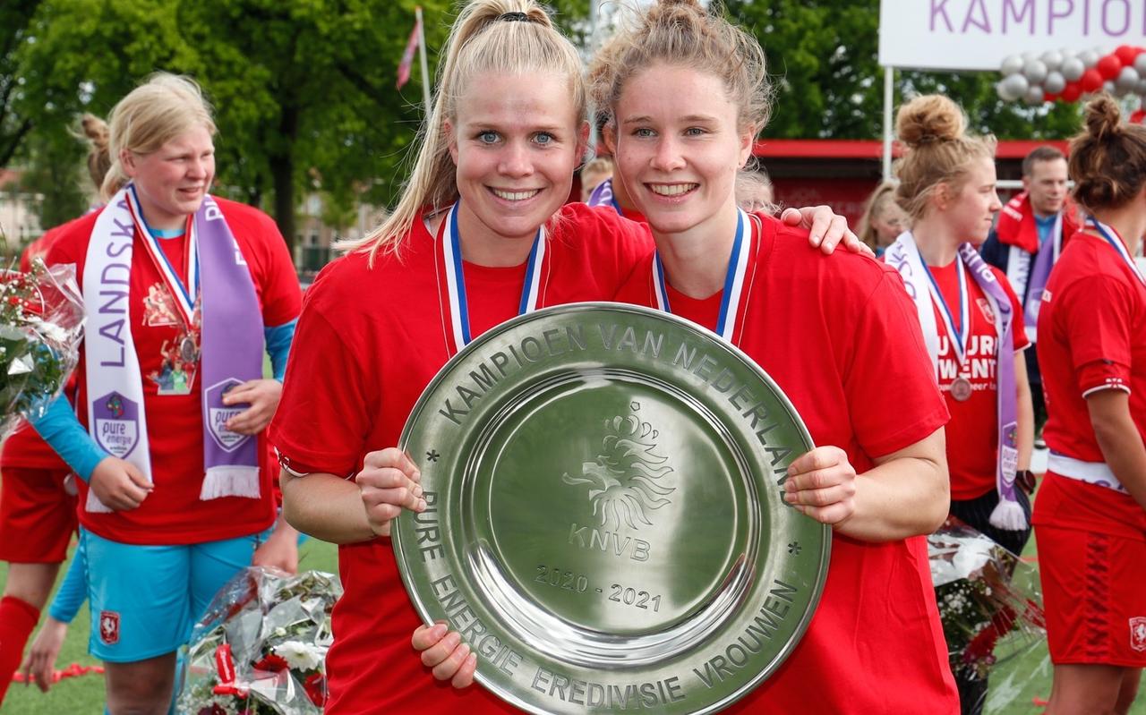 Sisca Folkertsma (rechts) met de kampioensschaal. Sisca Folkertsma (rechts) met de kampioensschaal.