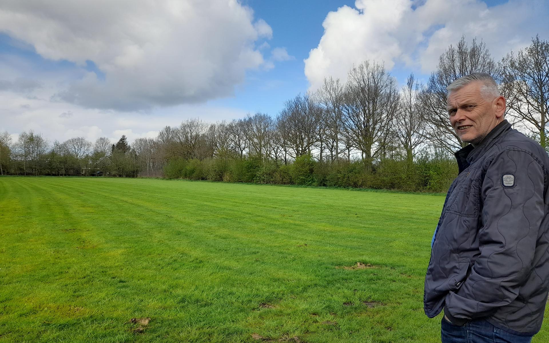 Henk de Vries op het terrein waar de nieuwe accommodatie van korfbalvereniging It Fean zal komen te staan