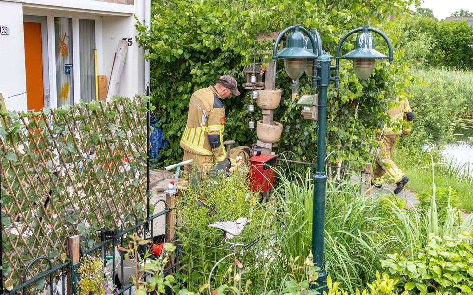 Een man in Heerenveen zaagde per ongeluk een gasleiding in zijn eigen tuin door. Hij dacht met een wortel te maken te hebben.