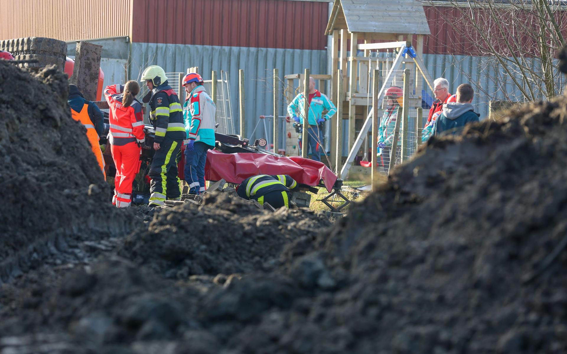 Kraanmachine valt om in Minnertsga: machinist zwaargewond