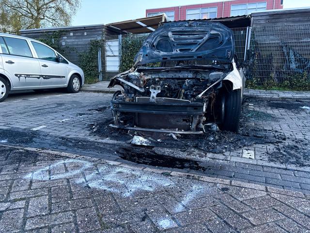 LIVE | Auto brandt uit in Leeuwarden, woord ‘dief’ op de straat gespoten