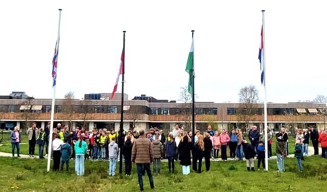 Herdenking in Drachten: scholen hijsen vlaggen na gastles