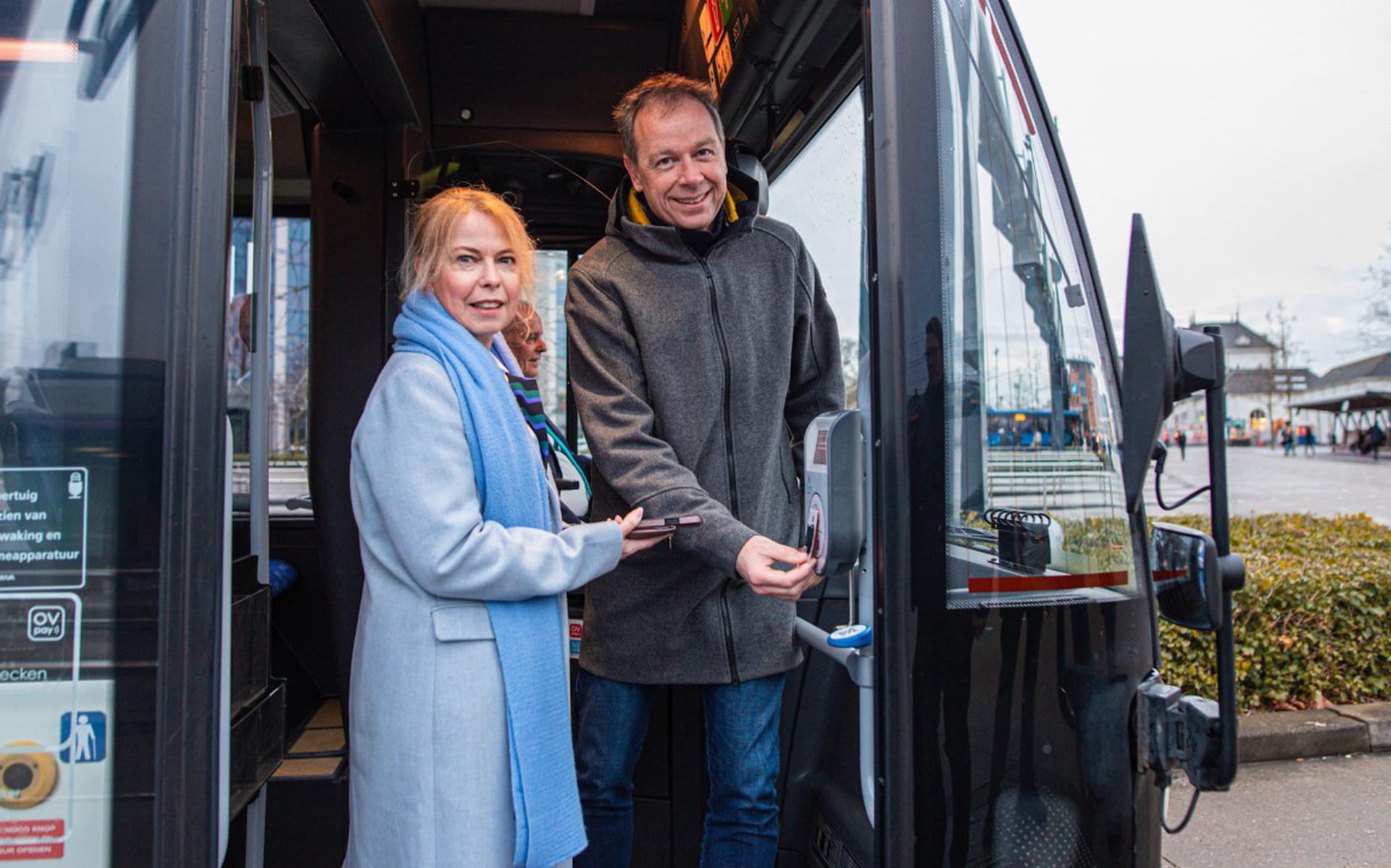 Milfred Hart, regiodirecteur van Arriva, en gedeputeerde Avine Fokkens gebruikten vanochtend de nieuwe betaalmethode als eerste in de bus.