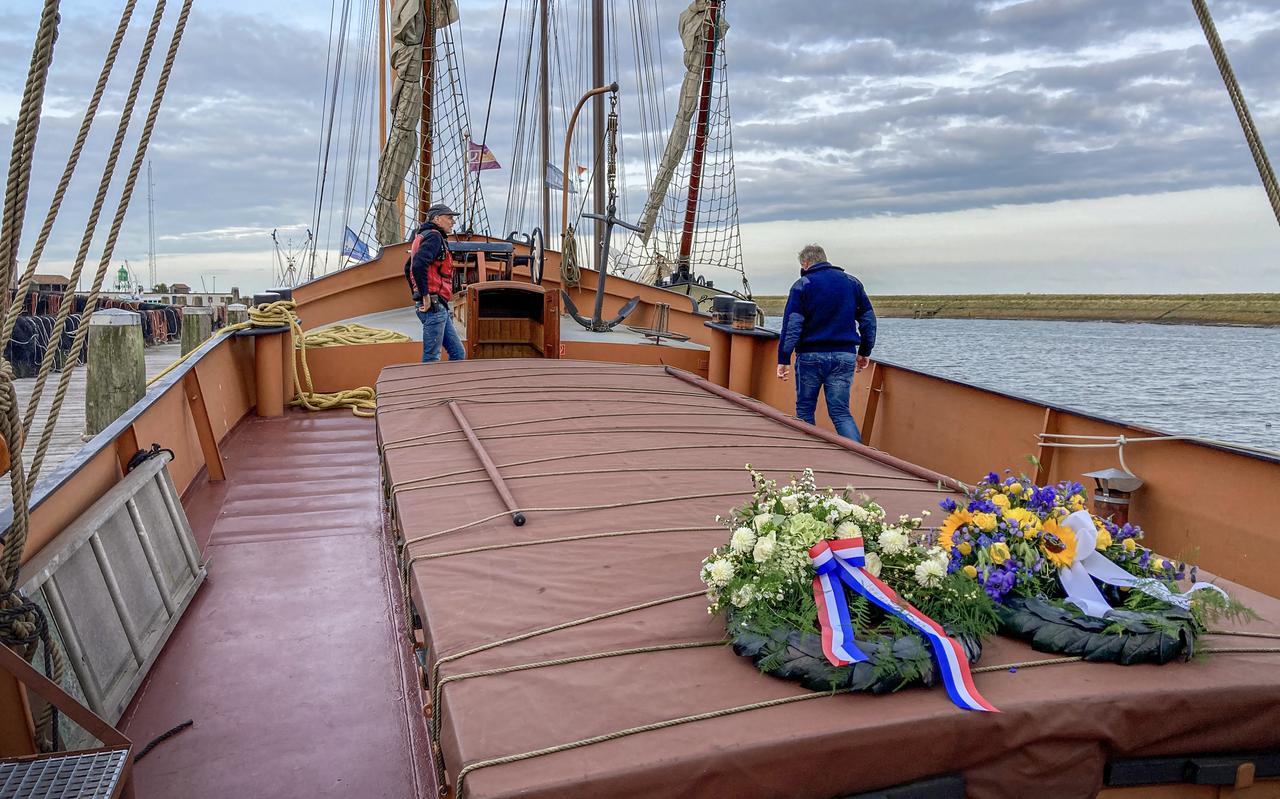 De herdenkingskransen liggen klaar op de Stânfries X. De herdenkingskransen liggen klaar op de Stânfries X.