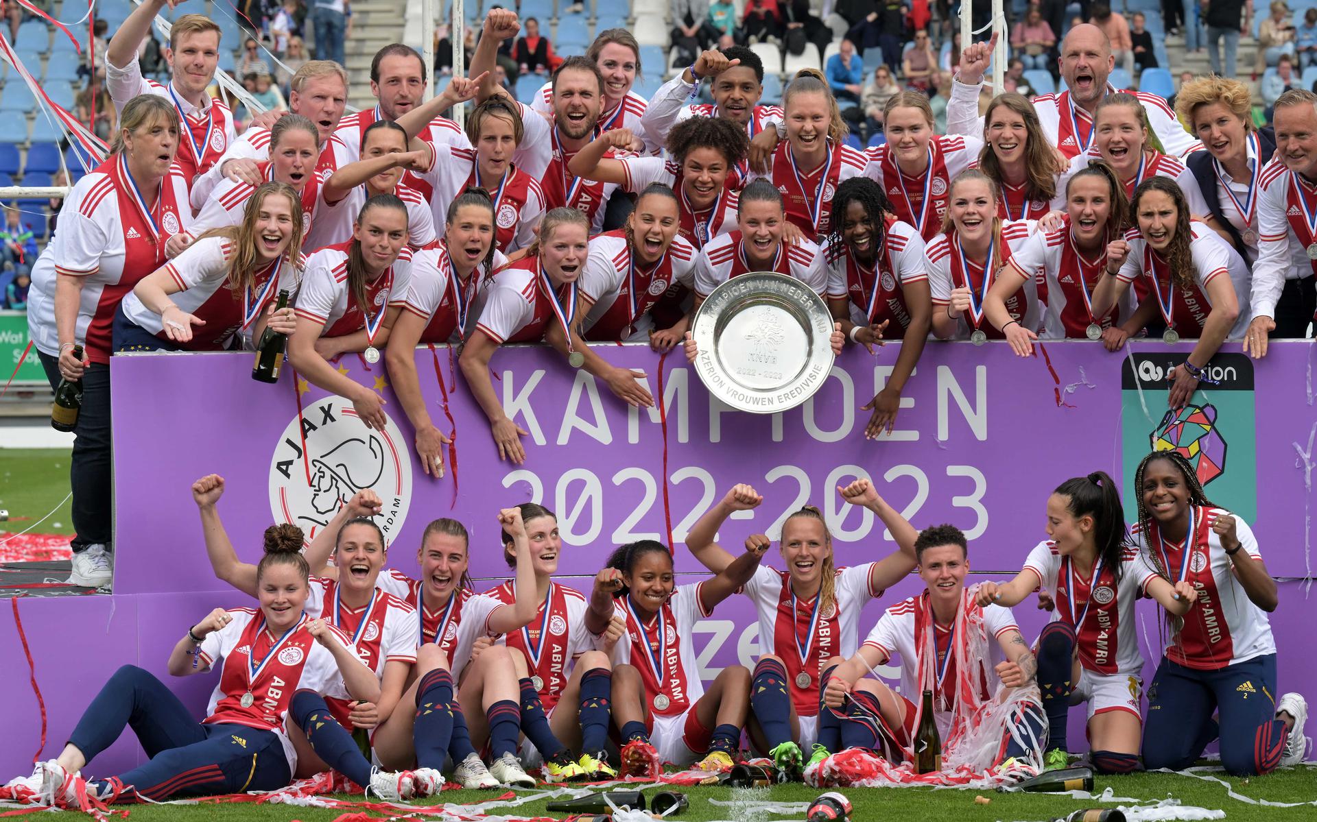 De spelers van Ajax vieren de landstitel. In het midden aanvoerder Sherida Spitse met de kampioensschaal.