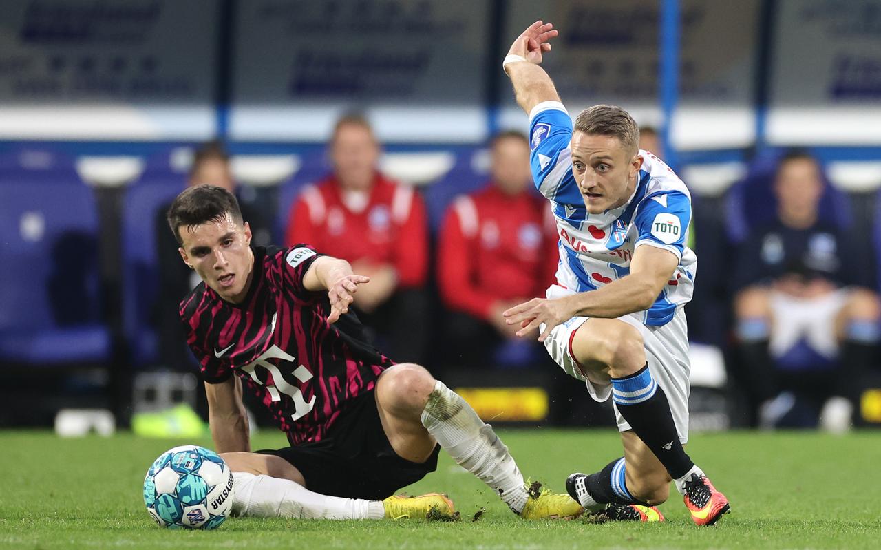 Tibor Halilovic, eind oktober namens SC Heerenveen in actie tijdens de thuiswedstrijd tegen FC Utrecht. Links Anastasios Douvikas. Tibor Halilovic, eind oktober namens SC Heerenveen in actie tijdens de thuiswedstrijd tegen FC Utrecht. Links Anastasios Douvikas.
