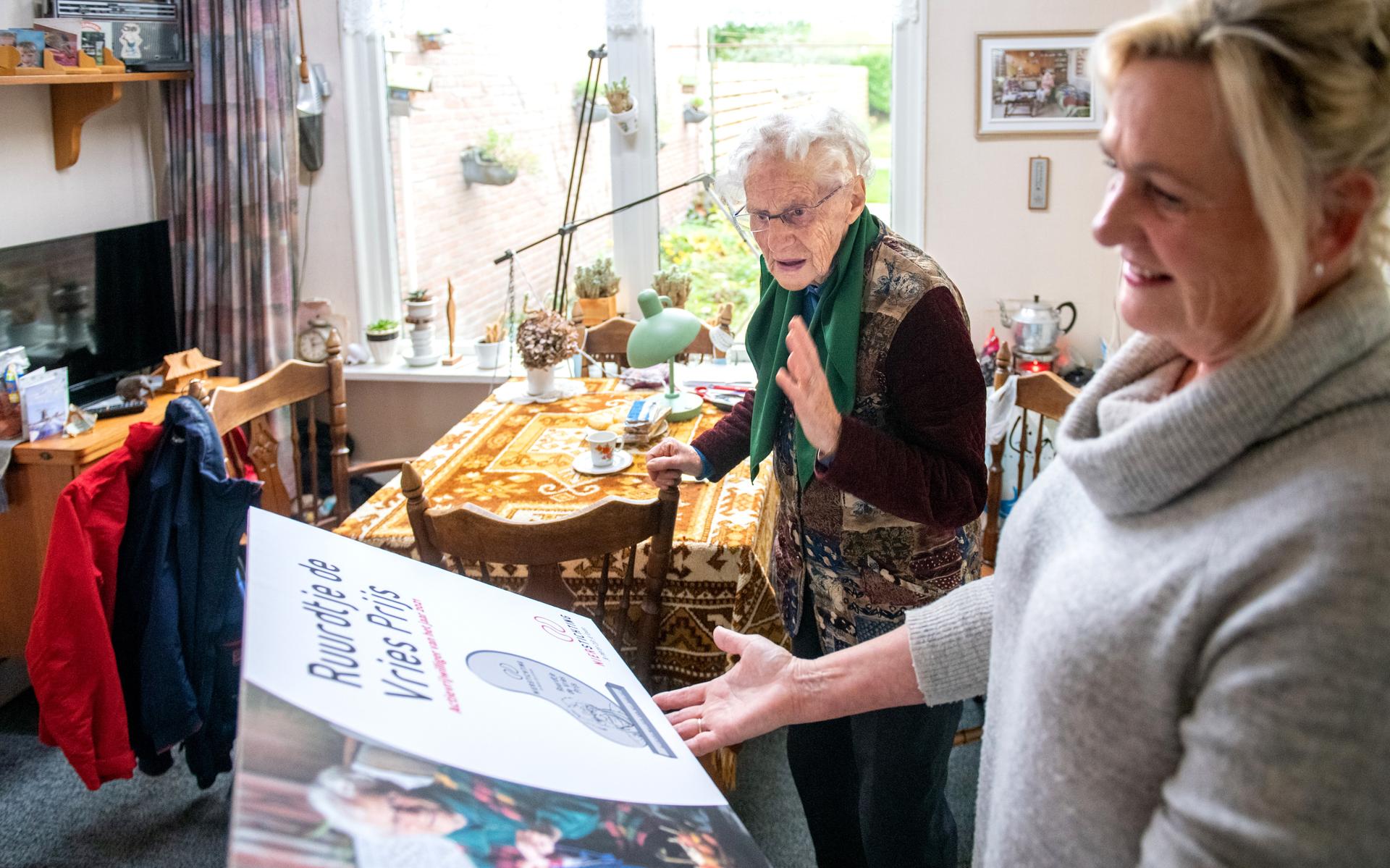Nierstichting vernoemt jaarlijkse prijs naar handwerkvedette Ruurdtje de Vries (93) uit Gorredijk - 