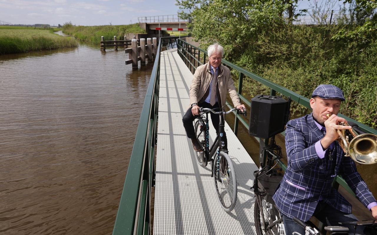 Feestelijke opening van de nieuwe fietsbrug tussen Welsryp en Keimpetille. Feestelijke opening van de nieuwe fietsbrug tussen Welsryp en Keimpetille.