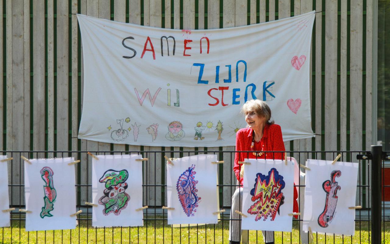 Een spandoek en een expositie van kunstenares en bewoonster Geppie van der Heide bij Abbingahiem in Leeuwarden, een jaar geleden. Abbingahiem is één van de vijftien ouderenvoorzieningen van Noorderbreedte. Een spandoek en een expositie van kunstenares en bewoonster Geppie van der Heide bij Abbingahiem in Leeuwarden, een jaar geleden. Abbingahiem is één van de vijftien ouderenvoorzieningen van Noorderbreedte.