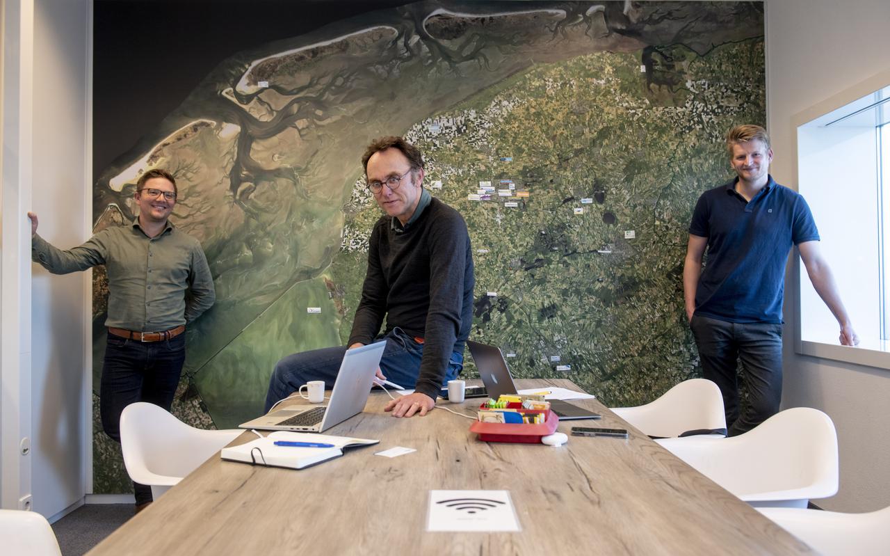 Pieter van der Berg, Michel Hendriks en Hendrik van Houten op kantoor van het FSFE. 