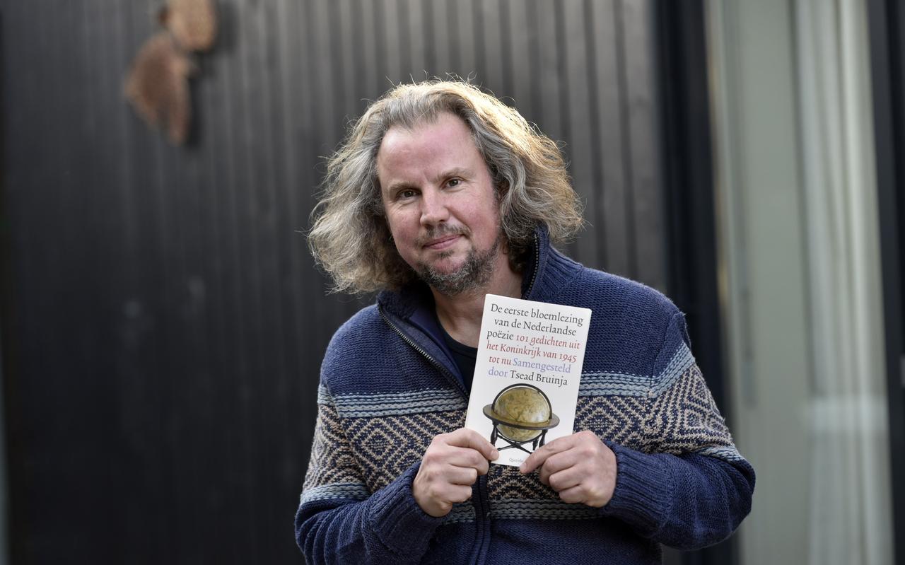 Tsead Bruinja, hier met zijn veeltalige 'Eerste bloemlezing van de Nederlandse poëzie'. Tsead Bruinja, hier met zijn veeltalige 'Eerste bloemlezing van de Nederlandse poëzie'.