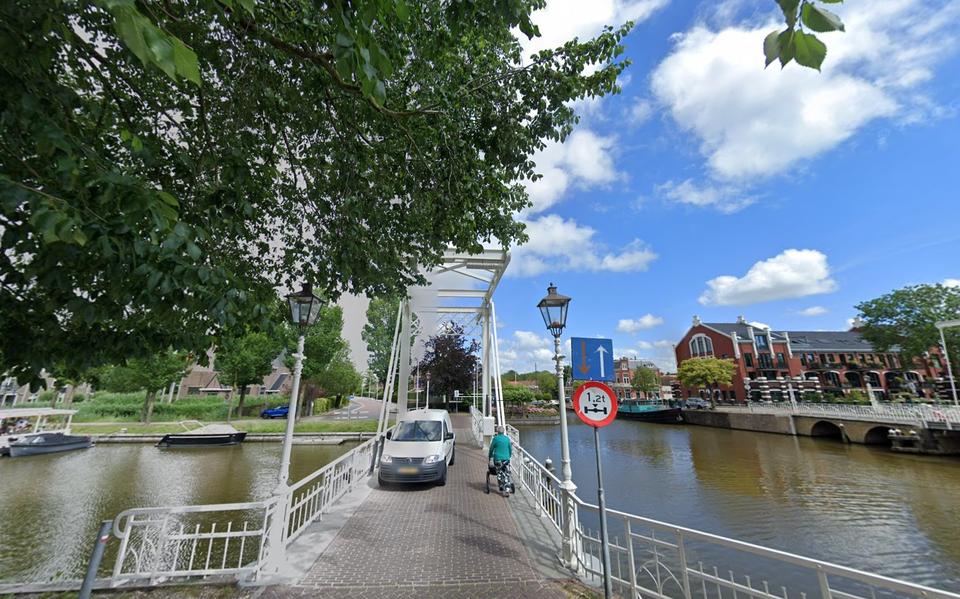 De Singelbrug over de Elfstedenroute in Harlingen.