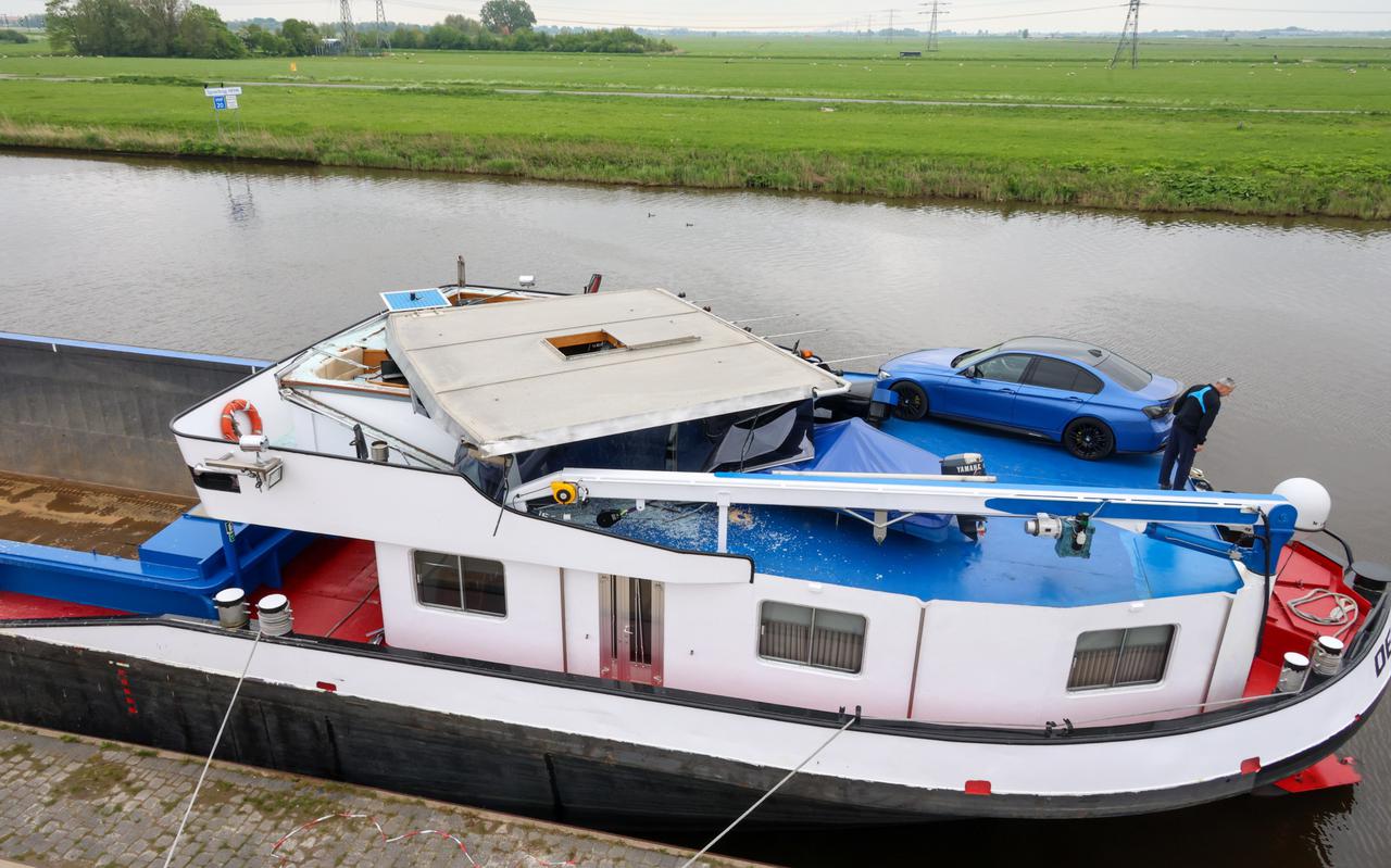 De stuurhut van het vrachtschip van scheepvaart Winia is compleet verwoest door de Van Harinxmabrug, die op afstand vanuit Groningen werd bediend.