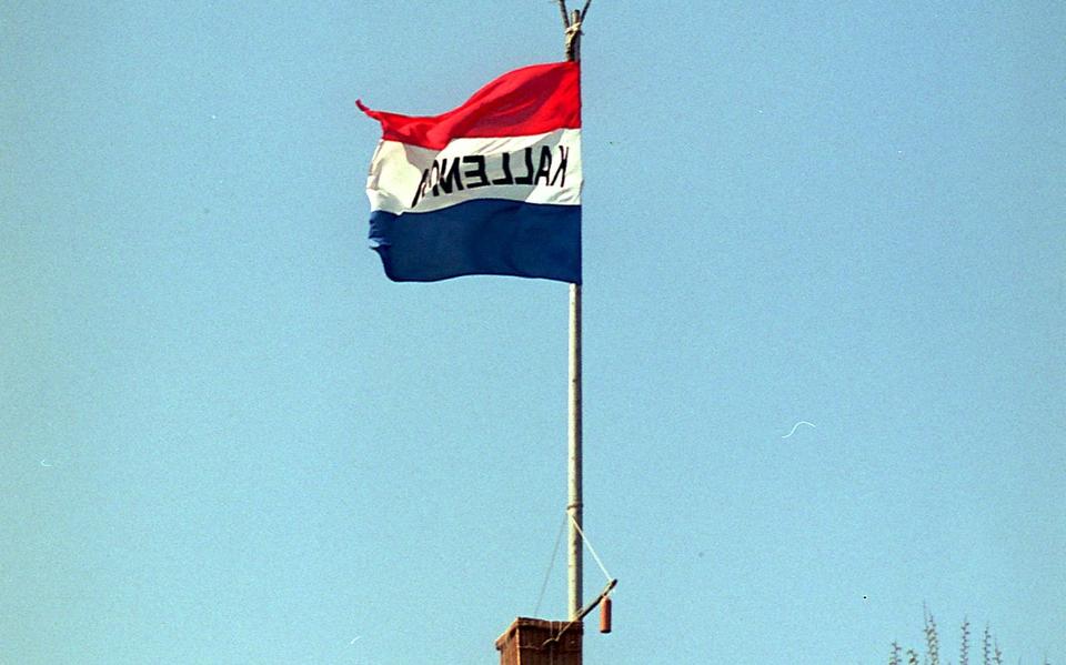 Kallemooi, feest op Schiermonnikoog dat duurt van eerste tot en met de derde Pinksterdag. De mast met korf waar de haan in zit.