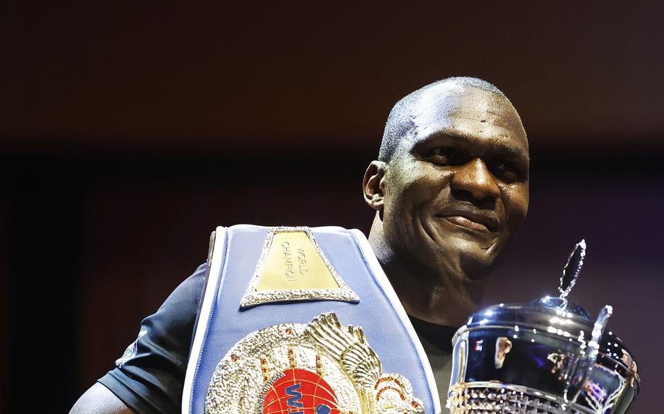Leeuwarder zwaargewicht bokser Willy Kyakonye mag zich wereldkampioen boksen noemen. Hij versloeg zijn tegenstander via knock-out.