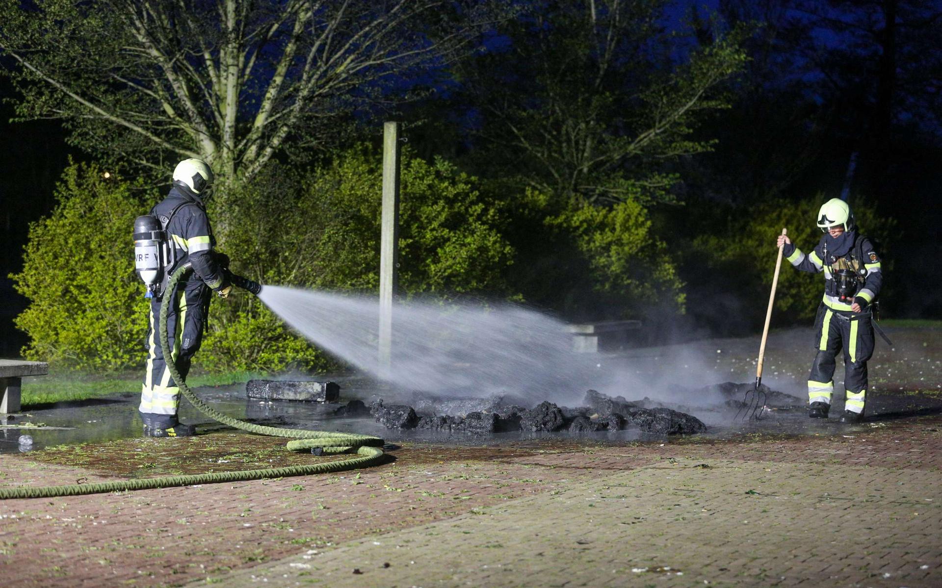 Jongeren steken plastic bakken in brand en blijven kijken hoe brandweer het blust in Tzummarum - Lee