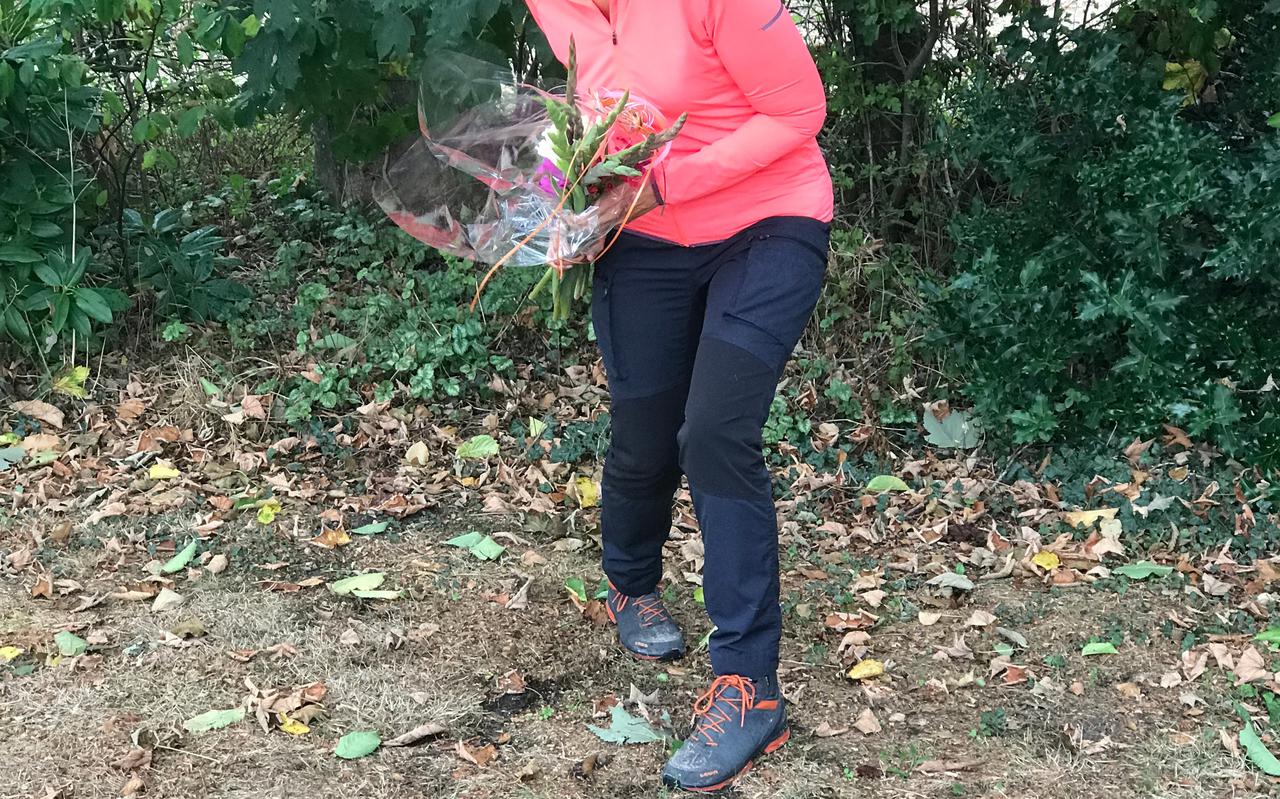 Bertha Middendorp ontving aan het einde van haar wandeltocht bos gladiolen, symbool voor kracht, overwinning en trots. Eigen foto 