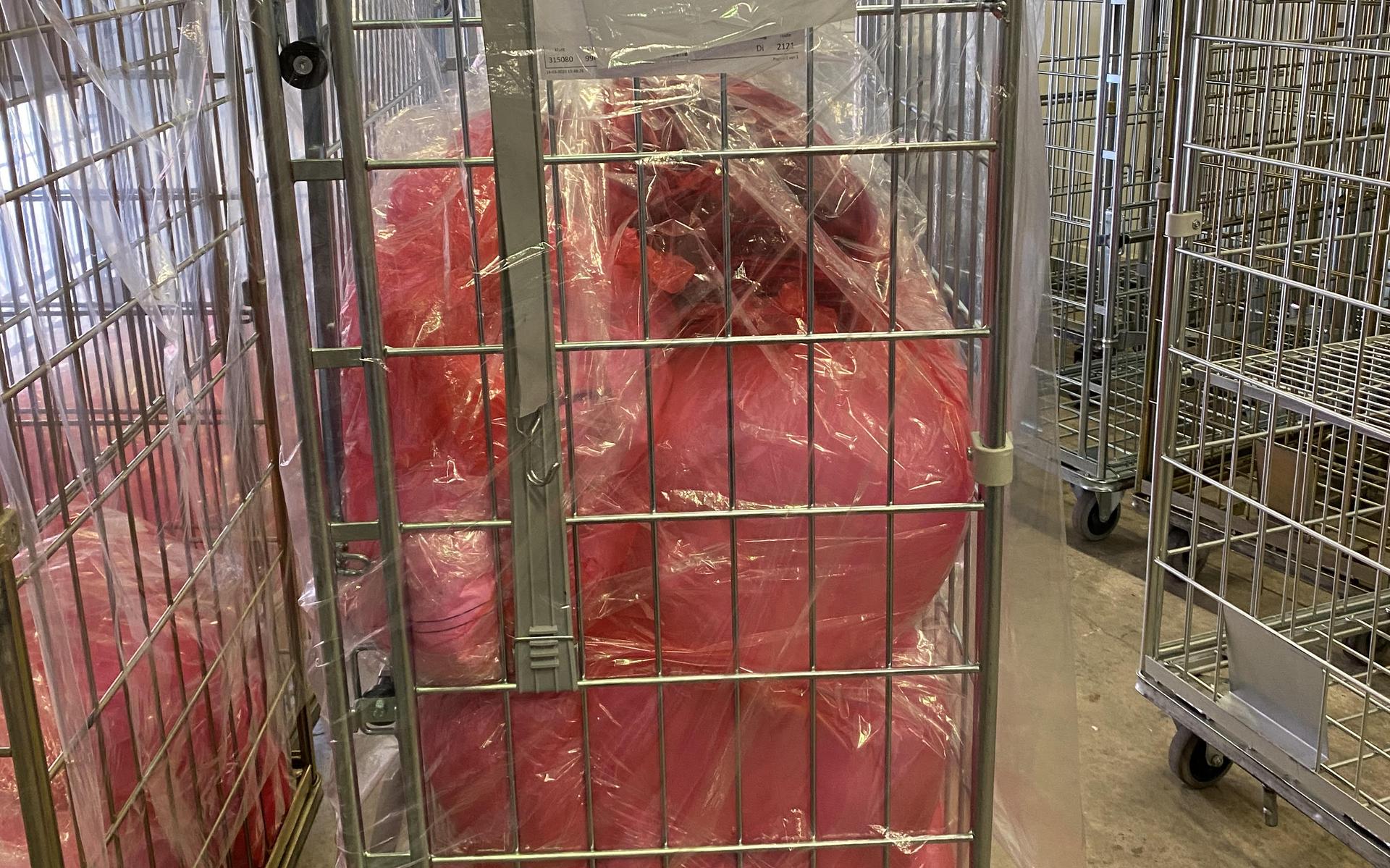 De besmette was zit in alarmrode plastic zakken die mee de wasmachine in gaan. FOTO RENTEX FLORON