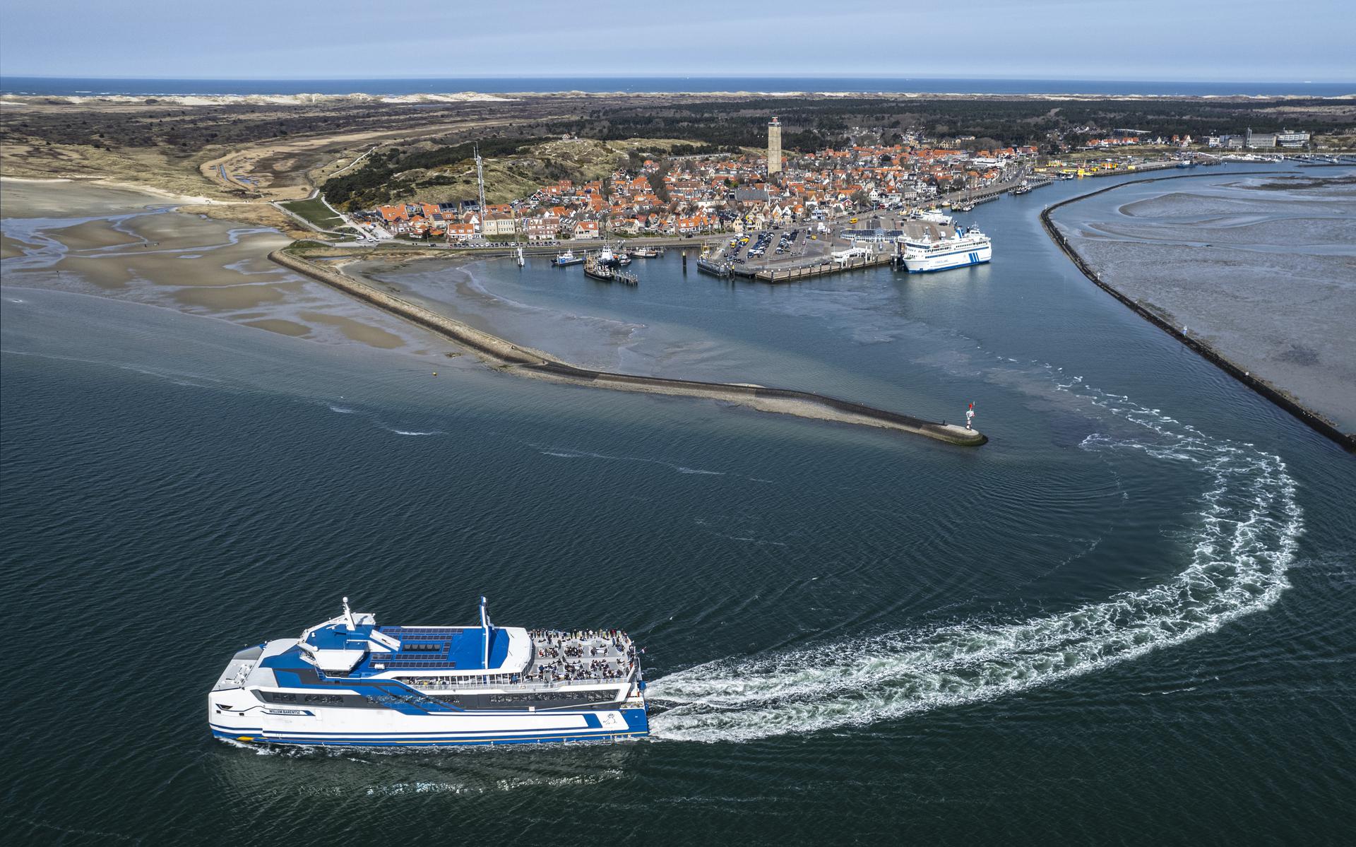 De veerboot van Doeksen verlaat de haven van West-Terschelling. 