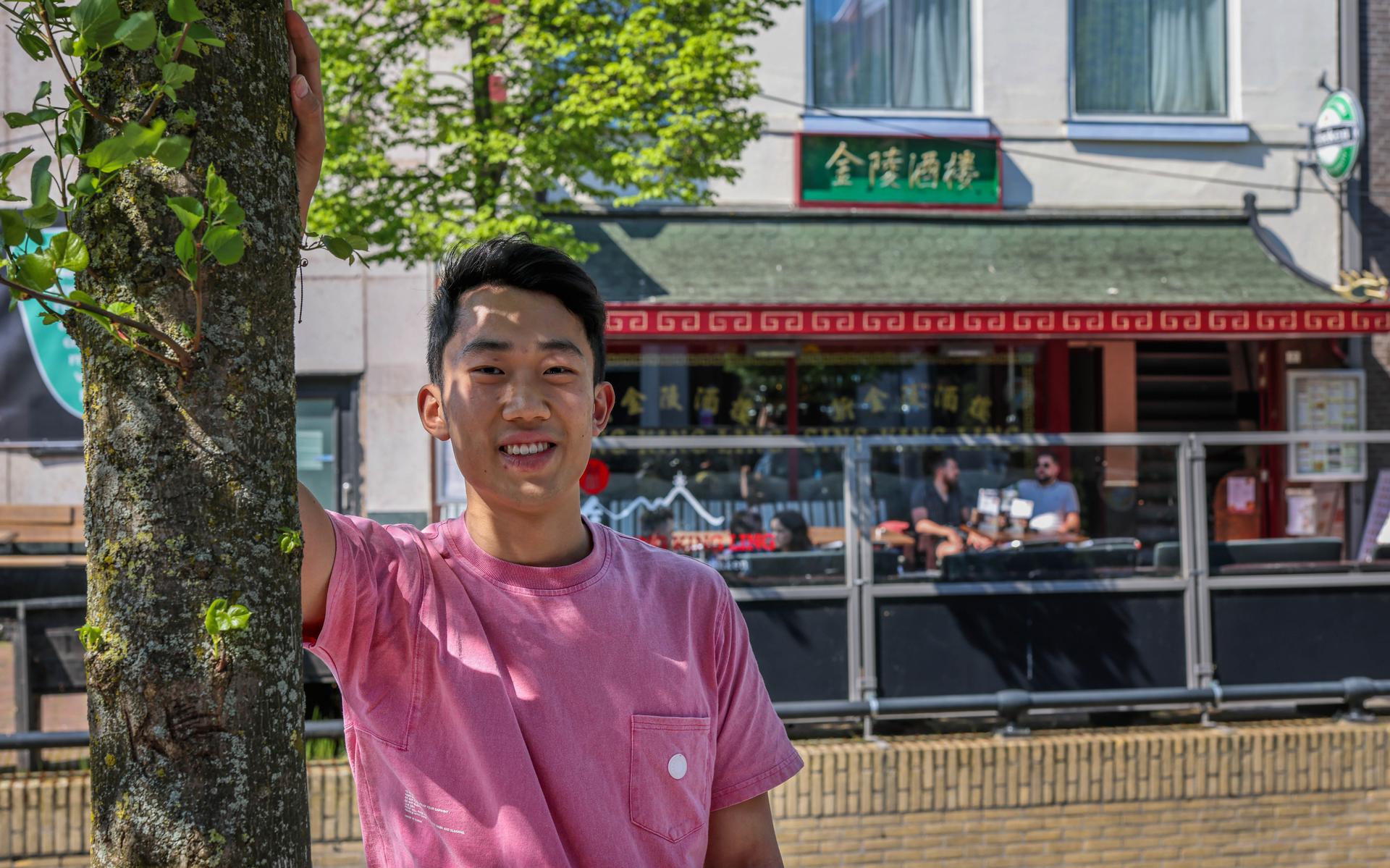 Jack Zeng op de Leeuwenburg in Sneek voor het Chinees restaurant Sing King Ling van zijn ouders, waar hij zelf ook menig werkuur heeft gemaakt. 

