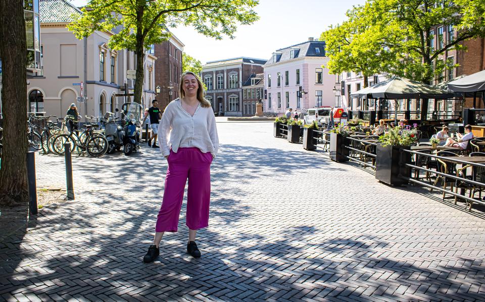 Sanne Terpstra met achter zich het Gouverneursplein, waar ze zes jaar stagemanager is geweest bij het Fries Straatfestival. Komend weekend is ze verantwoordelijk voor de foodtrucks en 'glitterhanen'.