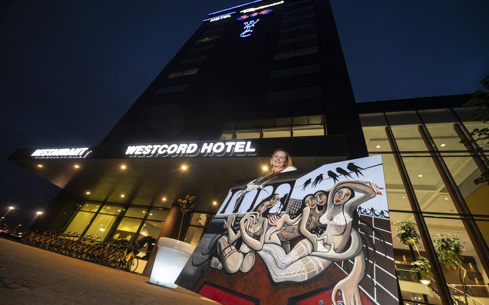 Kunstenaar Mirjam Dijk met een schilderij voor het WTC-hotel in Leeuwarden.