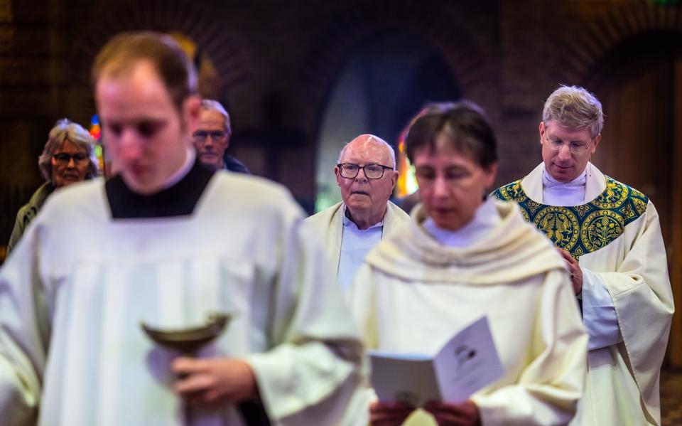 Pater Michael Driscoll bij de mis in Franciscuskerk in Bolsward