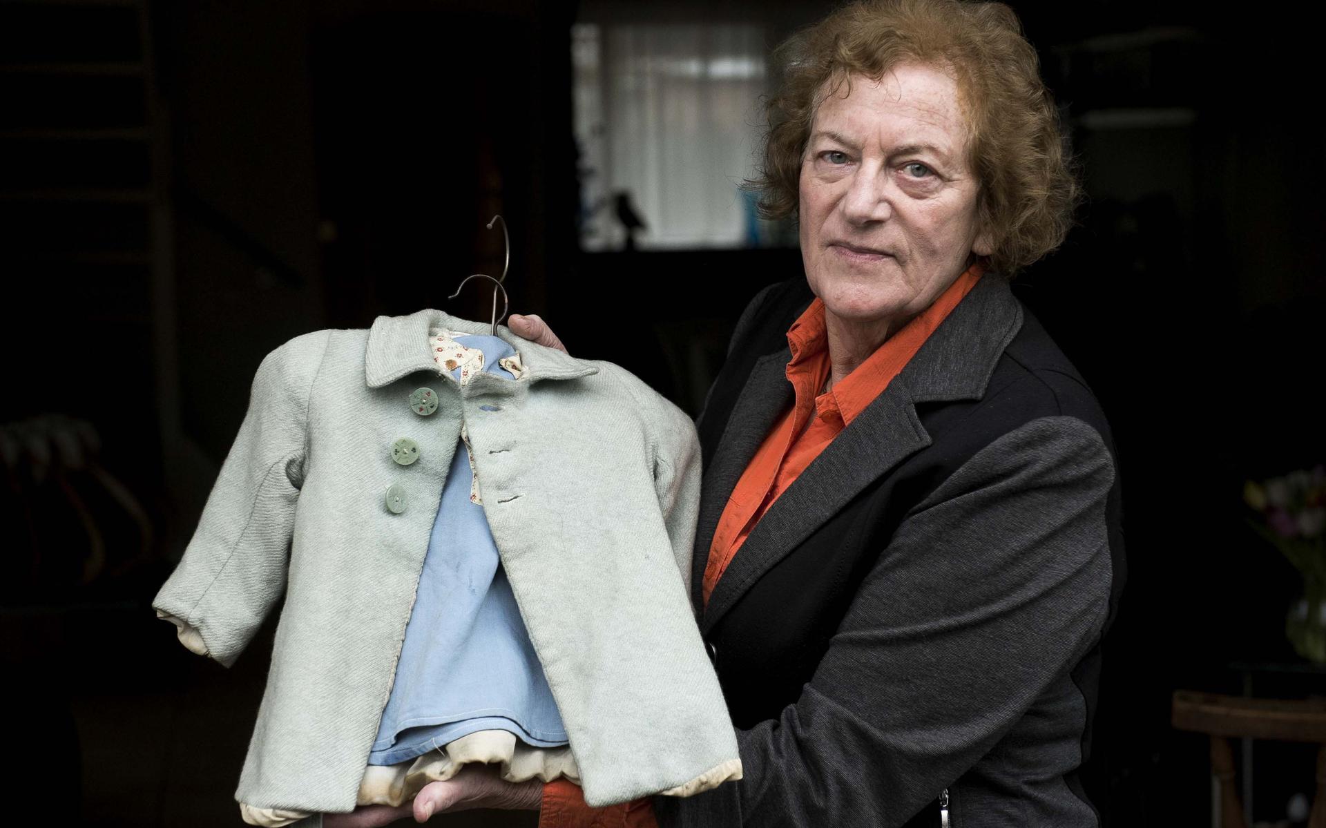 Betty Troost-Rodrigues (78) overleefde de oorlog als Joods onderduikkindje in Sneek. Ze toont de kleertjes die ze droeg toen ze Amsterdam werd uitgesmokkeld.