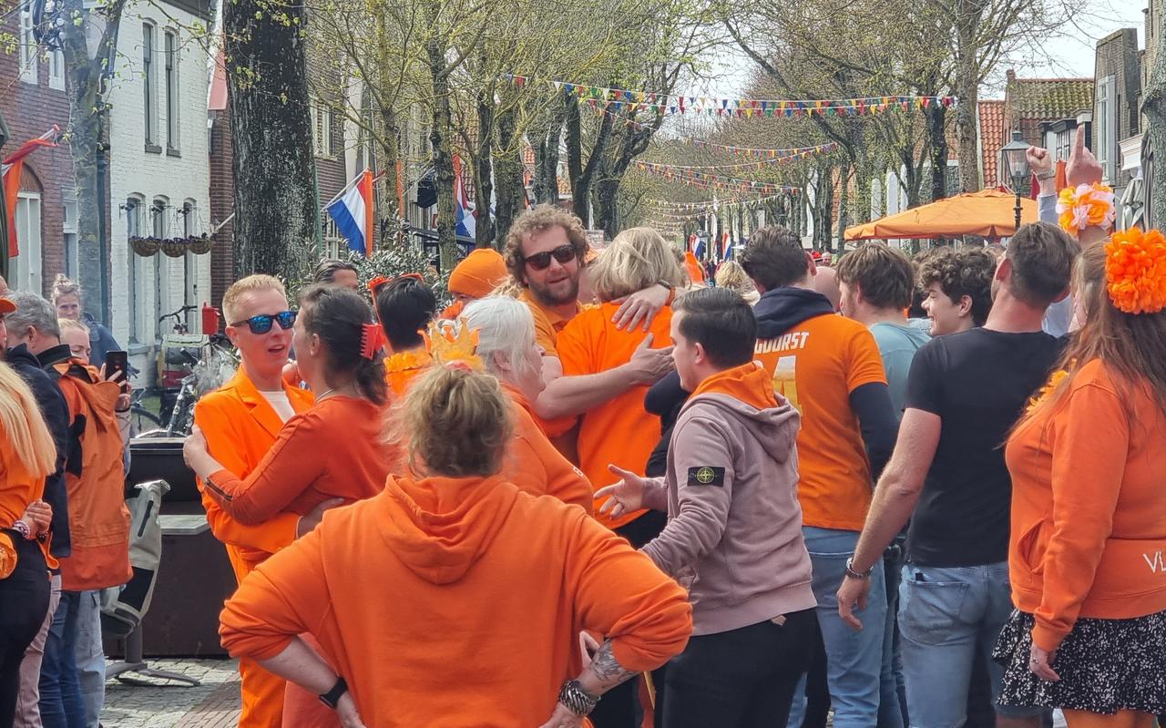 De stemming bij de stoelendans is vrolijk en uitgelaten, iedereen wil winnen. De stemming bij de stoelendans is vrolijk en uitgelaten, iedereen wil winnen.