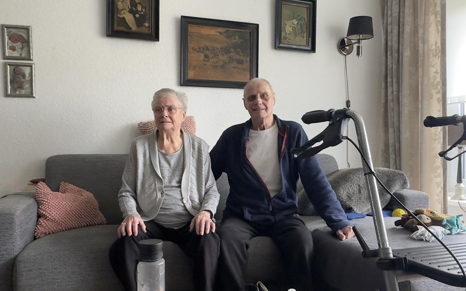 Het echtpaar Ketting in hun flat aan de Hooidollen in Leeuwarden