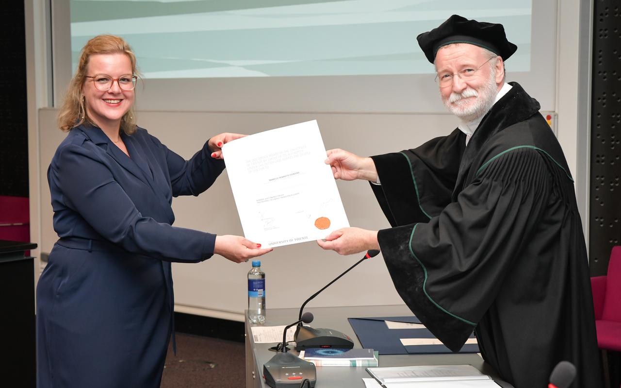 Mariëlle Feenstra krijgt de doctoraatsbul uitgereikt door professor Michiel Heldeweg van de Universiteit Twente. 