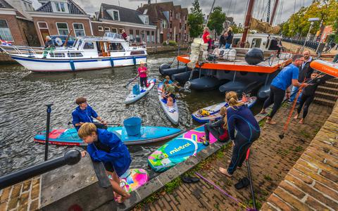 Bezoekers van het Fries Scheepvaart Museum konden het weekeinde meedoen aan een supclinic. Jaarlijks halen suppers veel afval uit het water. 