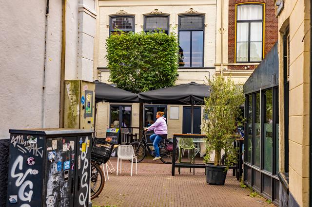 Uitsmijter café De Swetser die man (19) uit Surhuisterveen zwaar verwondde in hoger beroep deels vri