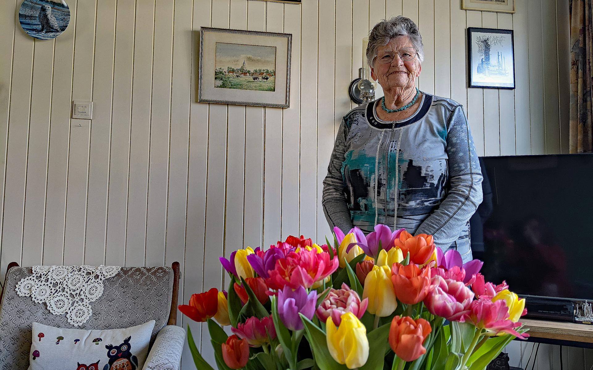 Anneke Boersma - Koster (88) woont al vijftig jaar in hetzelfde huis op De Ulekamp in Joure. Foto Brenda van Olphen