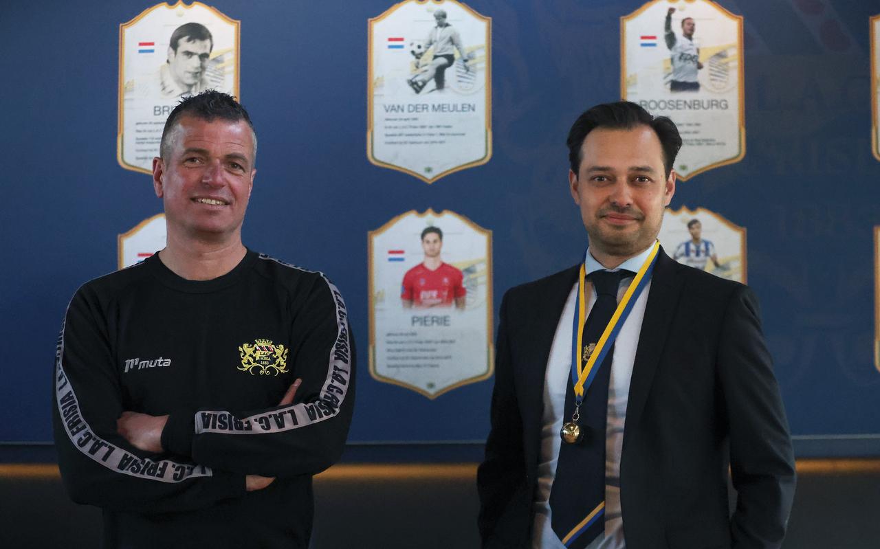 Trainer Daniel Schmidt en voorzitter Martijn Hoekstra van Frisia, met op de achtergrond het wall-of-fame bord. Foto: Dijks Media / Henk Jan Dijks Trainer Daniel Schmidt en voorzitter Martijn Hoekstra van Frisia, met op de achtergrond het wall-of-fame bord. Foto: Dijks Media / Henk Jan Dijks
