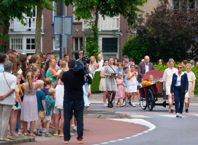 Honderden mensen op de been om laatste groet aan Jelte uit Leeuwarden te brengen. ‘Wilde hier gewoon