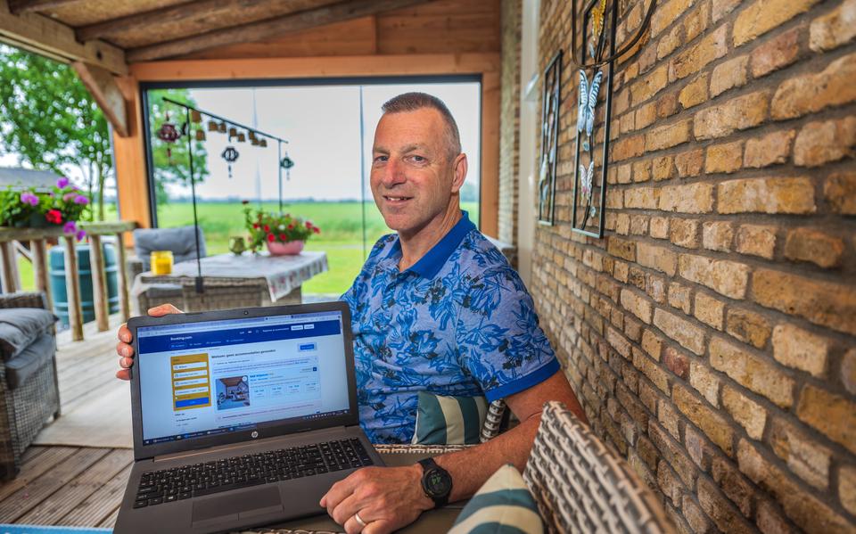 Eigenaar Rinze Bootsma van B&B Wijdzicht in Wolsum wil niet zonder de zoekmachine van Booking.com.