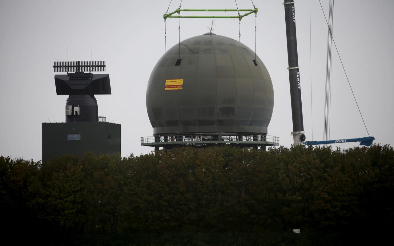 De nieuwe radar (links) en de oude van de Defensiepost in Wier.