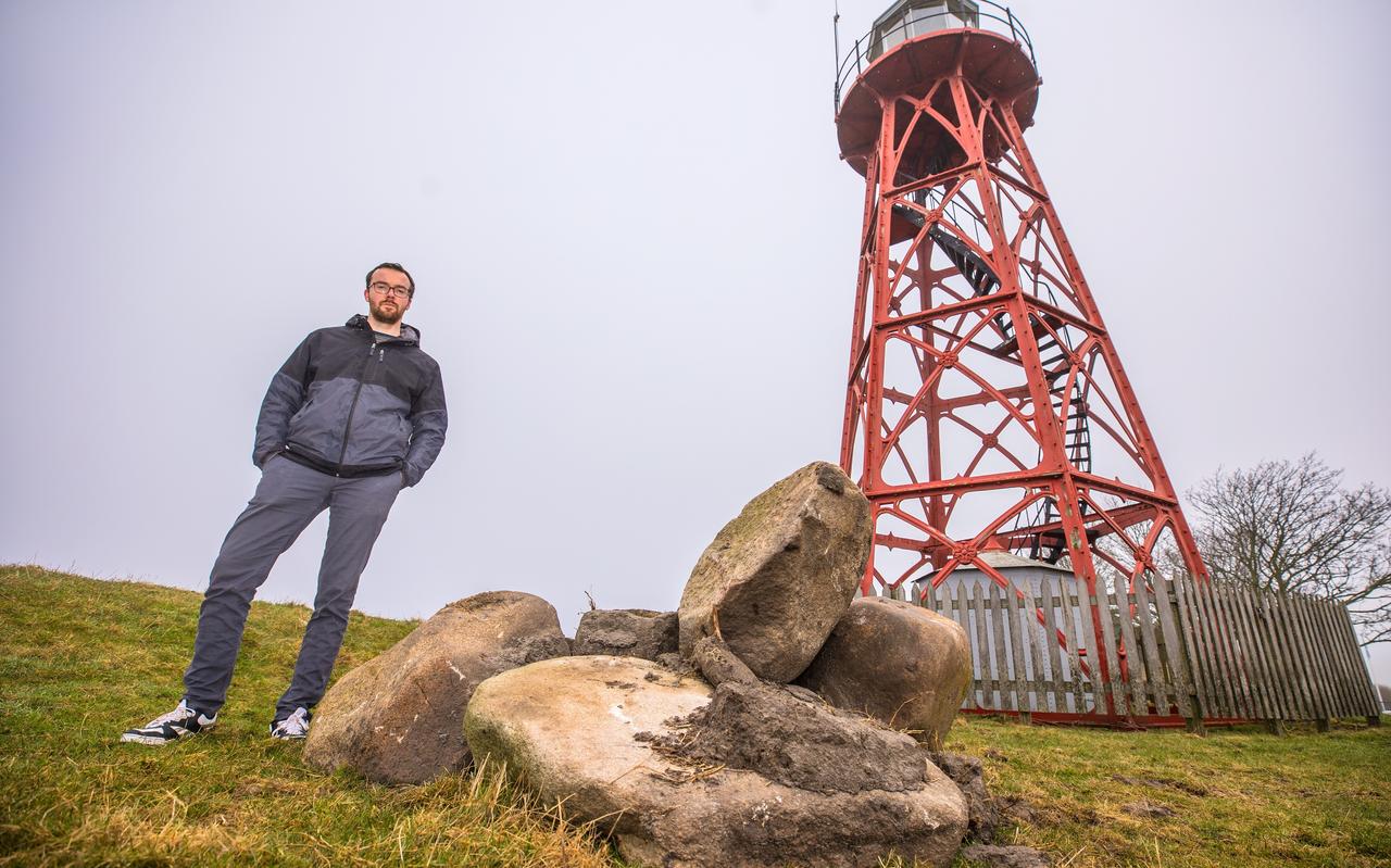 Sieger Falkena bij het verplaatste en overhoopgehaalde 'koningsgraf', onder de Staverse vuurtoren. Sieger Falkena bij het verplaatste en overhoopgehaalde 'koningsgraf', onder de Staverse vuurtoren.