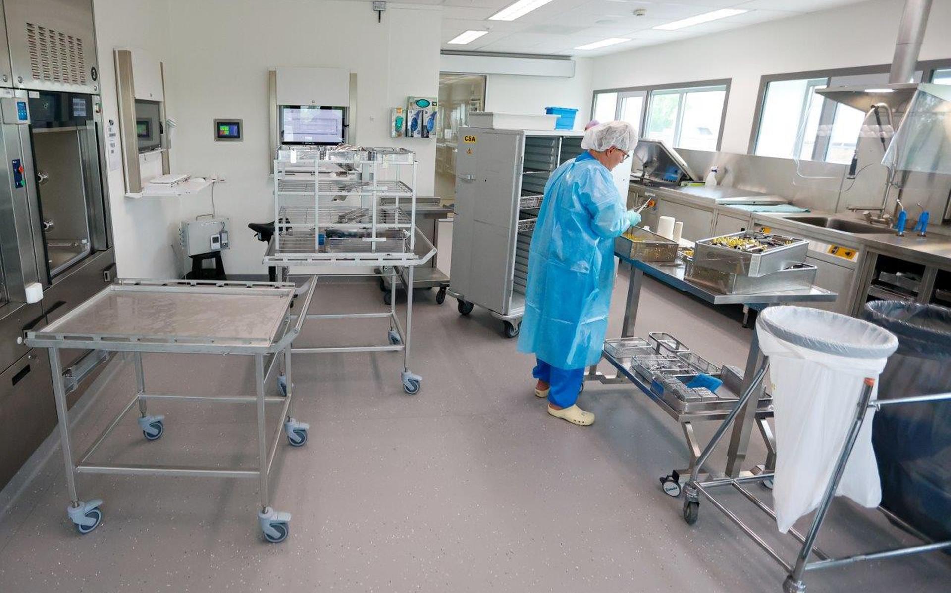 Een medewerker aan het werk op de nieuwe sterilisatieafdeling van Tjongerschans. 