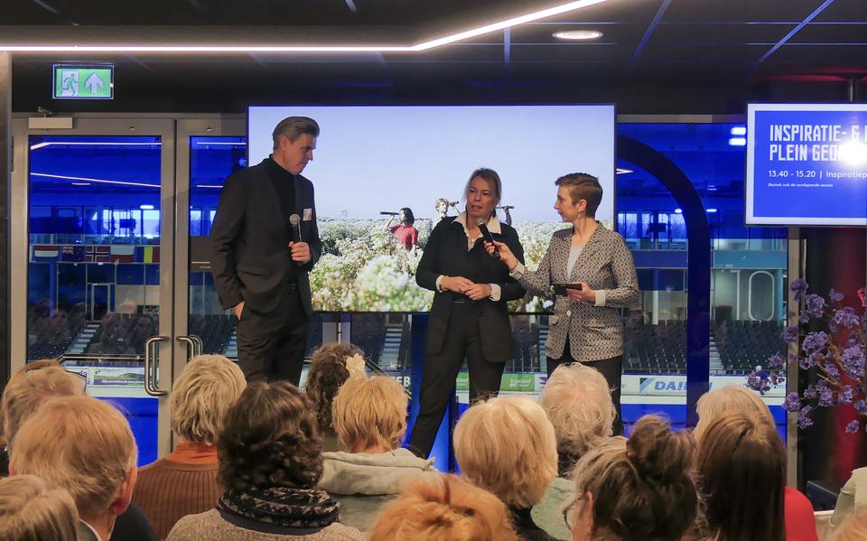 Directeur Martin Cnossen van Merk Fryslân, gedeputeerde Avine Fokkens en presentator Marijke Roskam (v.l.n.r.) op het podium van het Frysk Toerisme Kongres in Thialf.