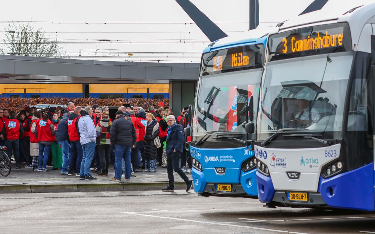Gedeputeerde Avine Fokkens bij een samenkomst van stakende buschauffeurs woensdagochtend in Leeuwarden.