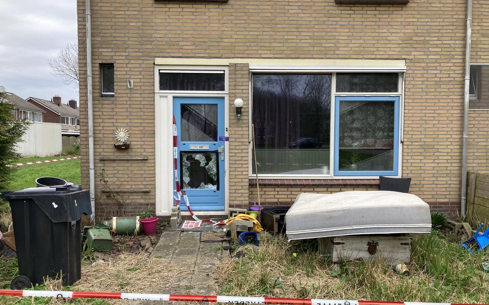 De woning aan de Gruttostraat in Heerenveen is na de brand verzegeld door de politie.