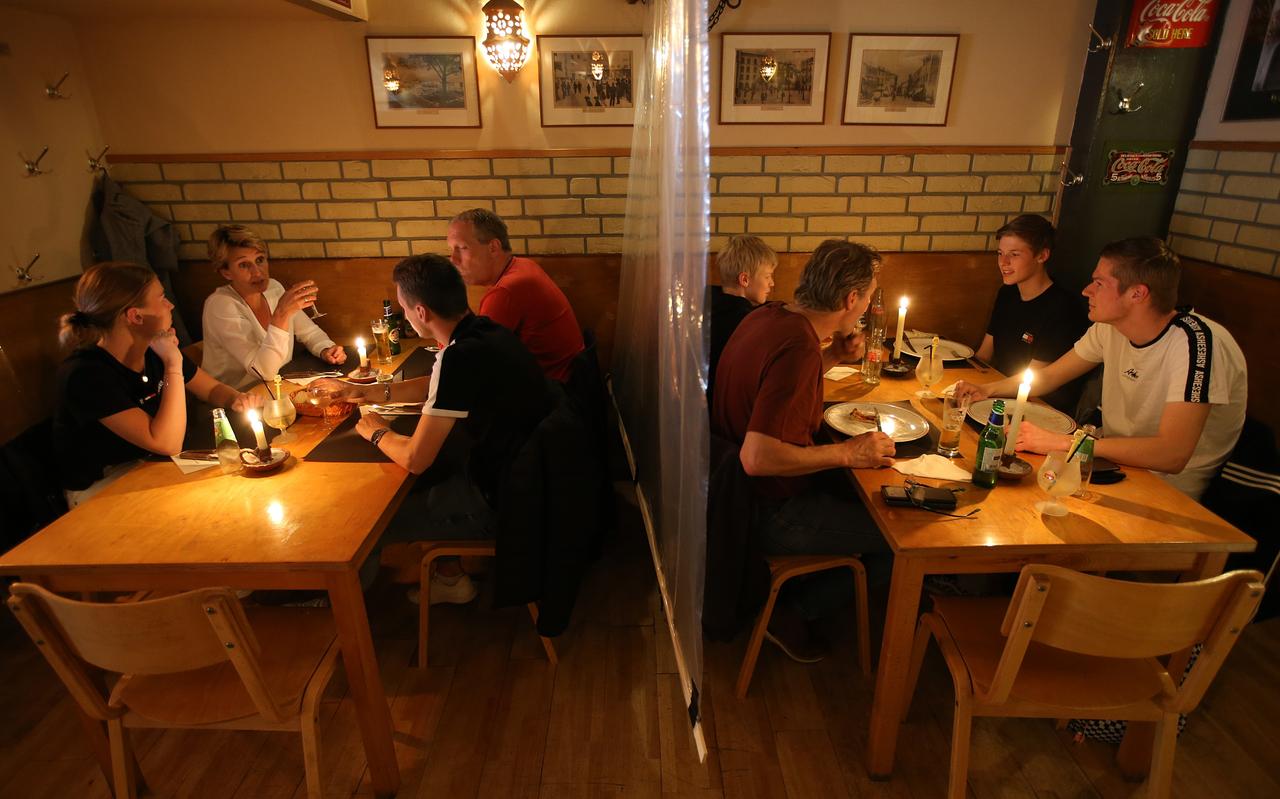 Vrijwel alle restaurants in Friesland zaten zaterdagavond vol. Op de foto gasten in pizzeria Pidokkio in Leeuwarden. Vrijwel alle restaurants in Friesland zaten zaterdagavond vol. Op de foto gasten in pizzeria Pidokkio in Leeuwarden.