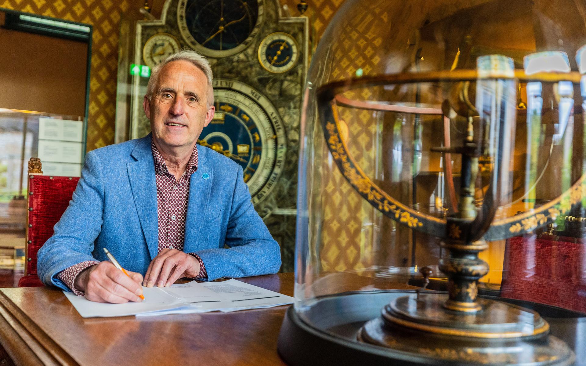 Il direttore del planetario Adri Warmenhoven (63 anni) lotta con fisica e chimica: “Potrei usare il manuale di Pinas”