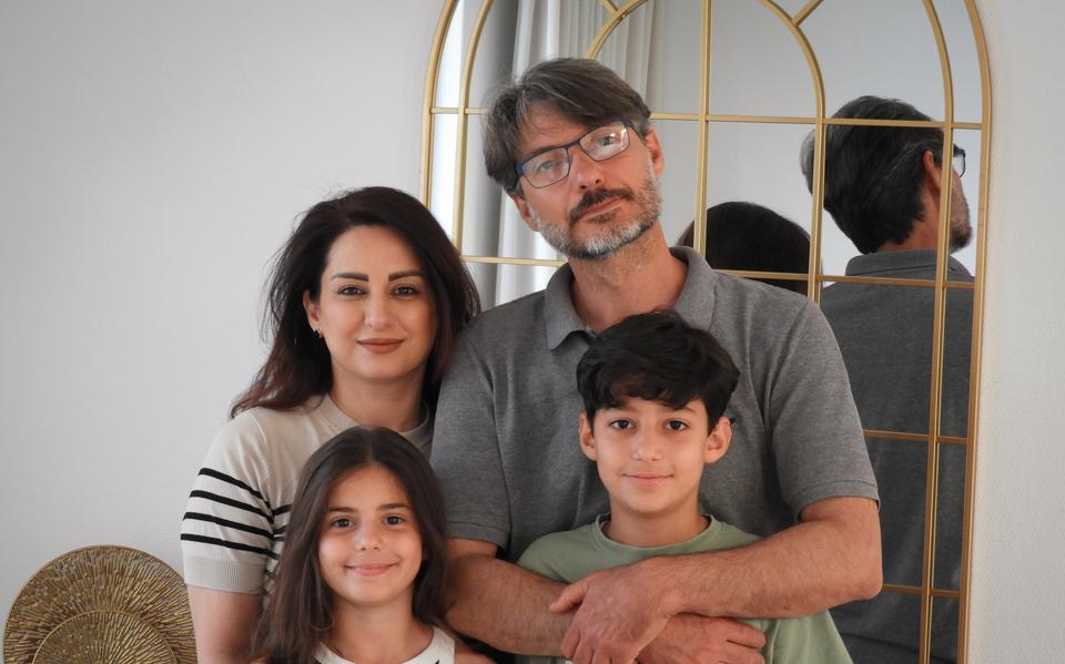 Het gezin Kherbek uit Wergea, met de klok mee: Dina Deeb (43), Dani Kherbek (48) en hun kinderen Adam (11) en Elena (9).