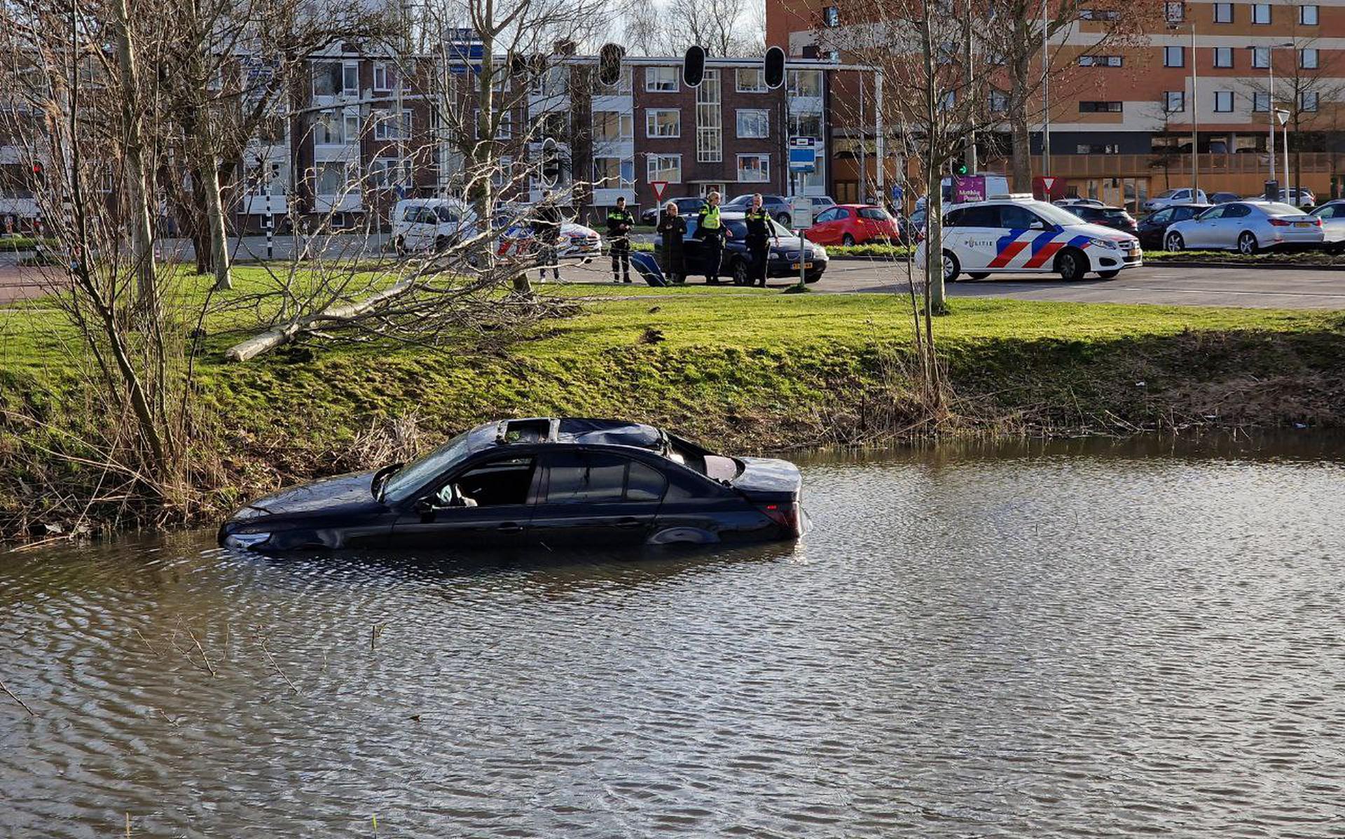 De auto belandde in het water langs de Oostergoweg in Leeuwarden.