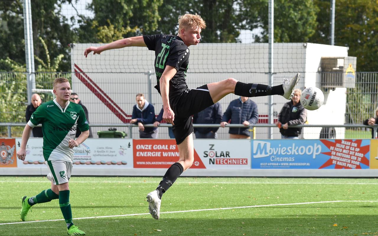 In Sint Johannesga won Heerenveense Boys zaterdag met 0-4 van DWP. In deze wedstrijd in 3A scoorde Lars Koelma twee keer. Hier komt hij een teentje te kort. Links Wilko Sjabbens van de thuisclub.