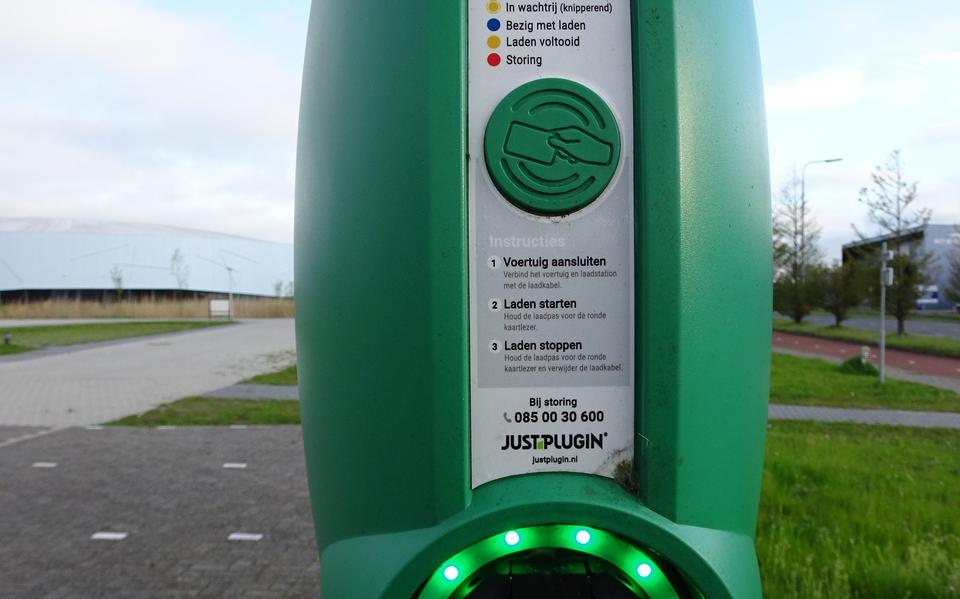 Een laadpaal bij het hoofdkantoor van Wetterskip Fryslân.

