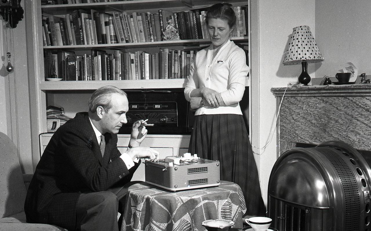 Piet Post in 1958, hij luistert naar een door zijn vrouw Trijntje Post-De Jong opgenomen concert. FOTO ARCHIEF LC